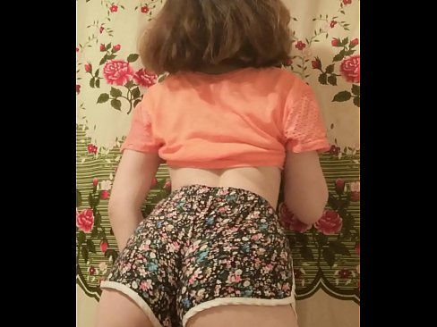 ❤️ Keçika ciwan a seksî li ber kamerayê kurtanên xwe ji xwe dike Pornoya anal li me ☑